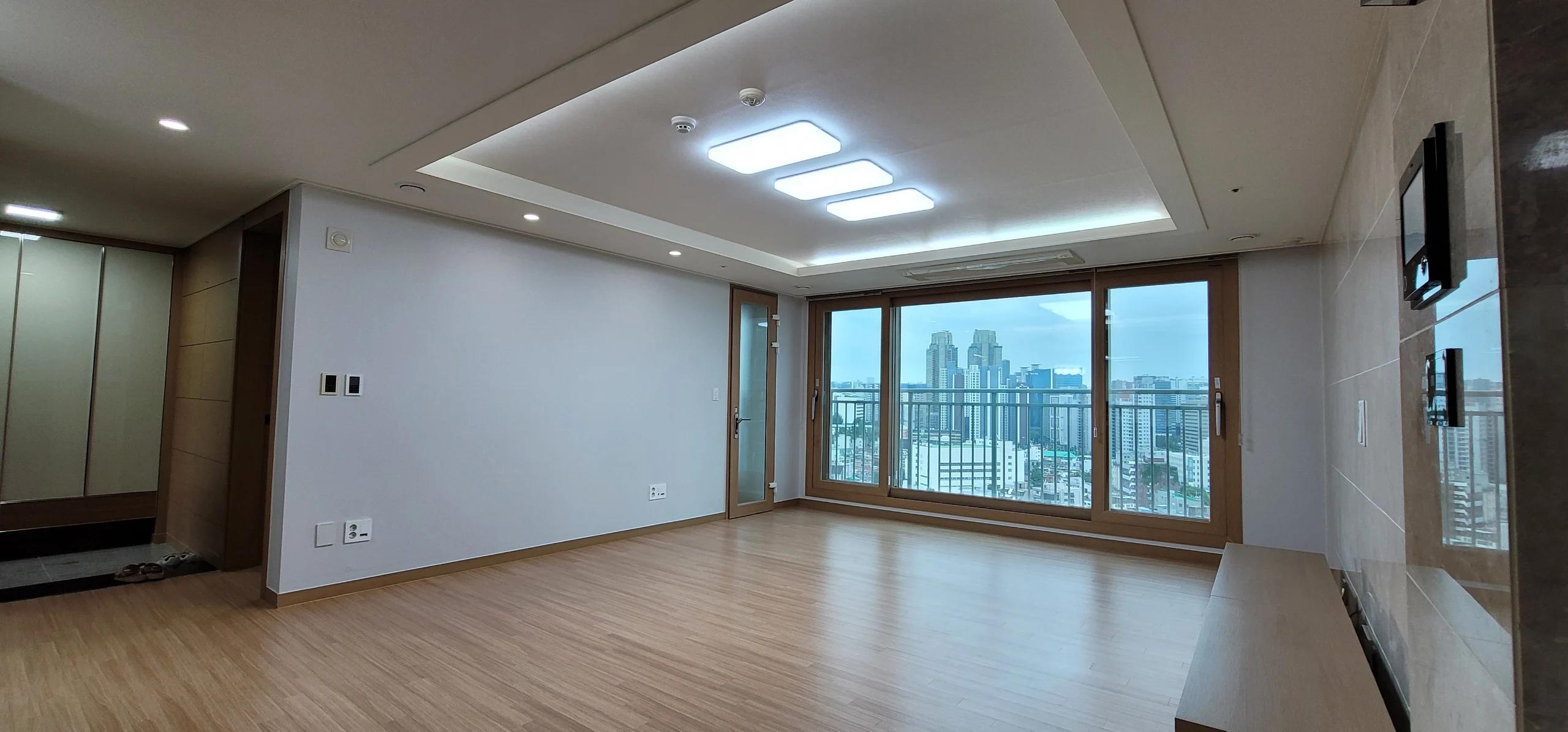 3BR, 2BA, Near Sogang Univ, and close to Yonsei, Ewha, Daeheung subway station. 1