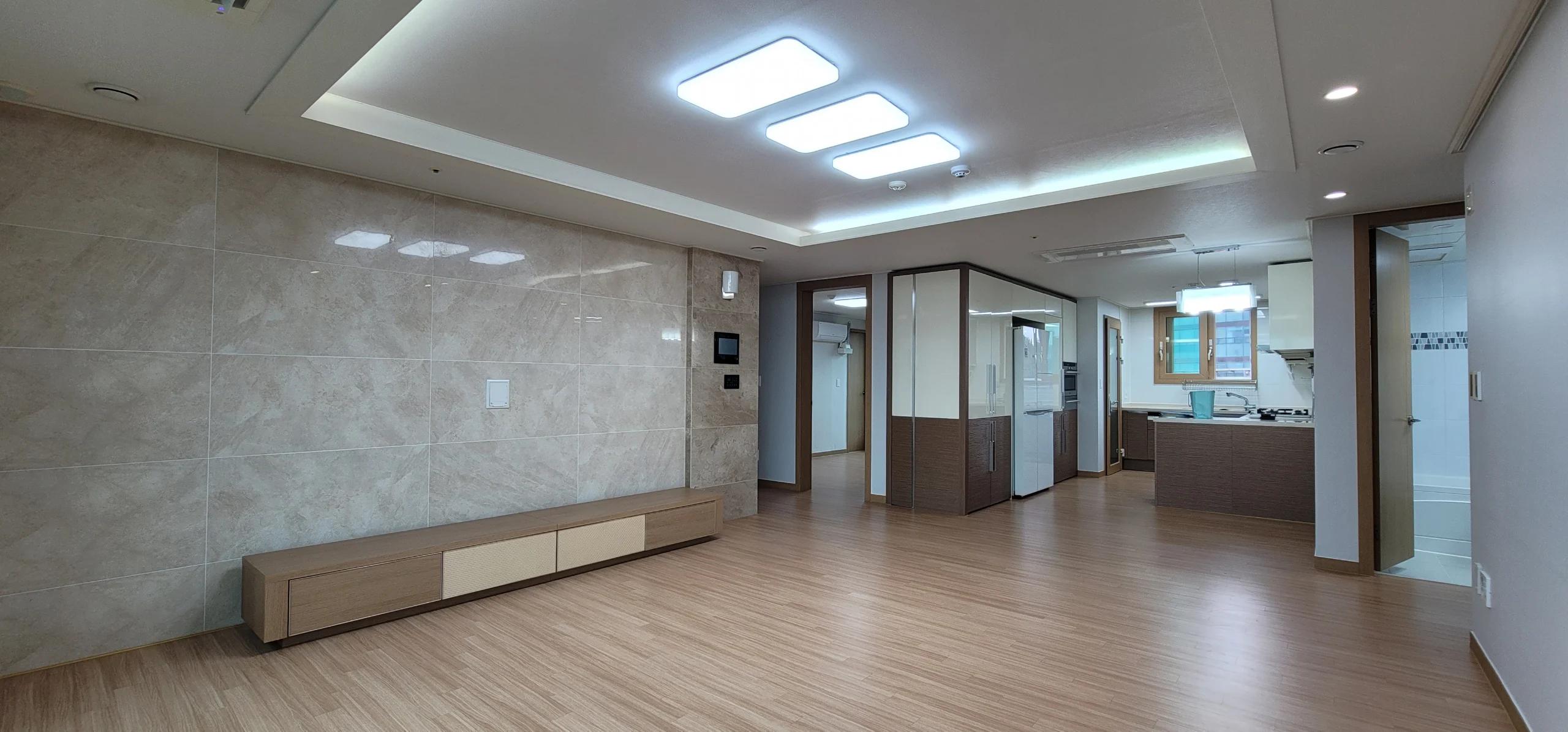 3BR, 2BA, Near Sogang Univ, and close to Yonsei, Ewha, Daeheung subway station. 2