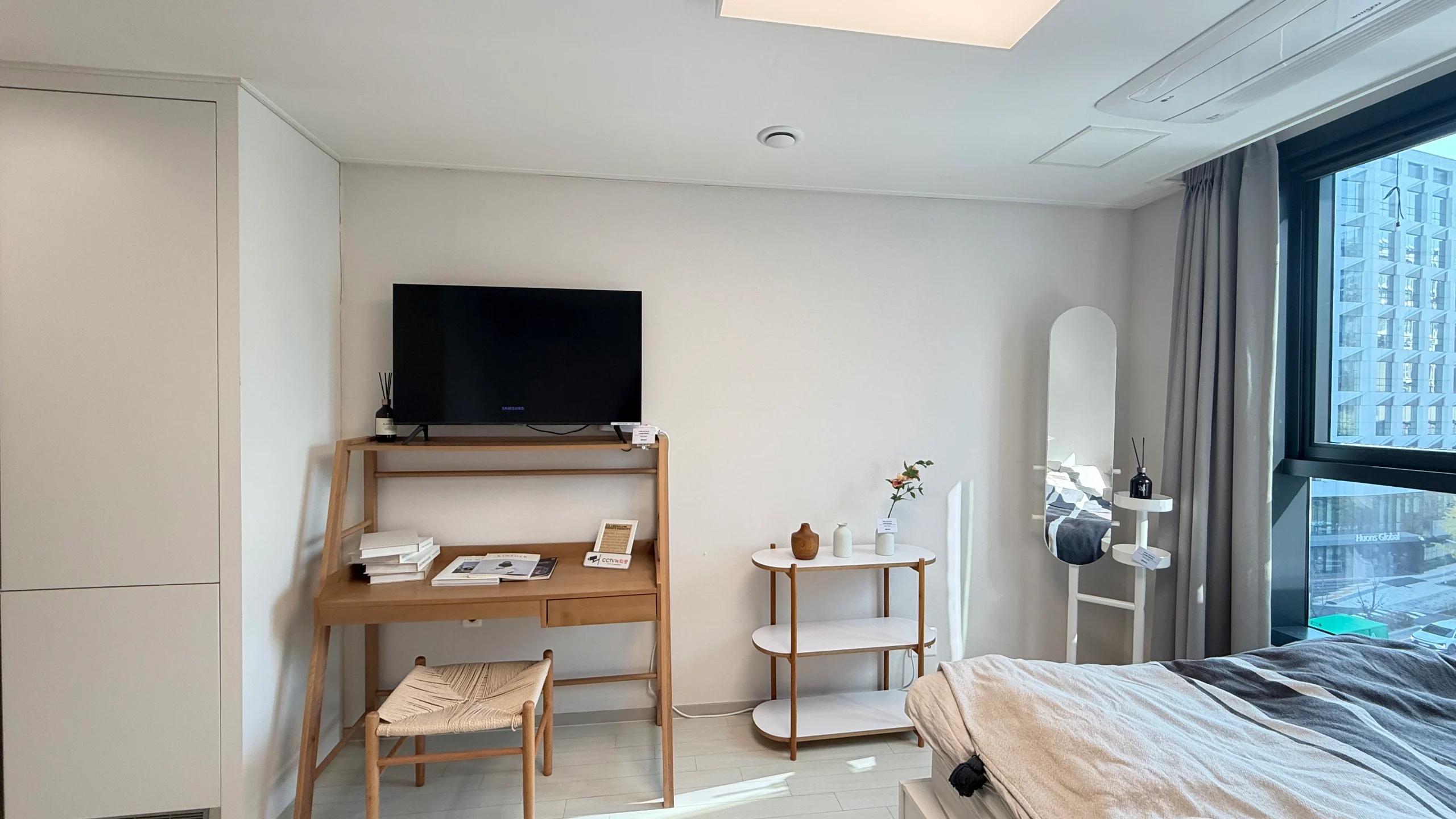 Pet, 1BR, 1BA, ARC, Rent Free for a year contract. 1