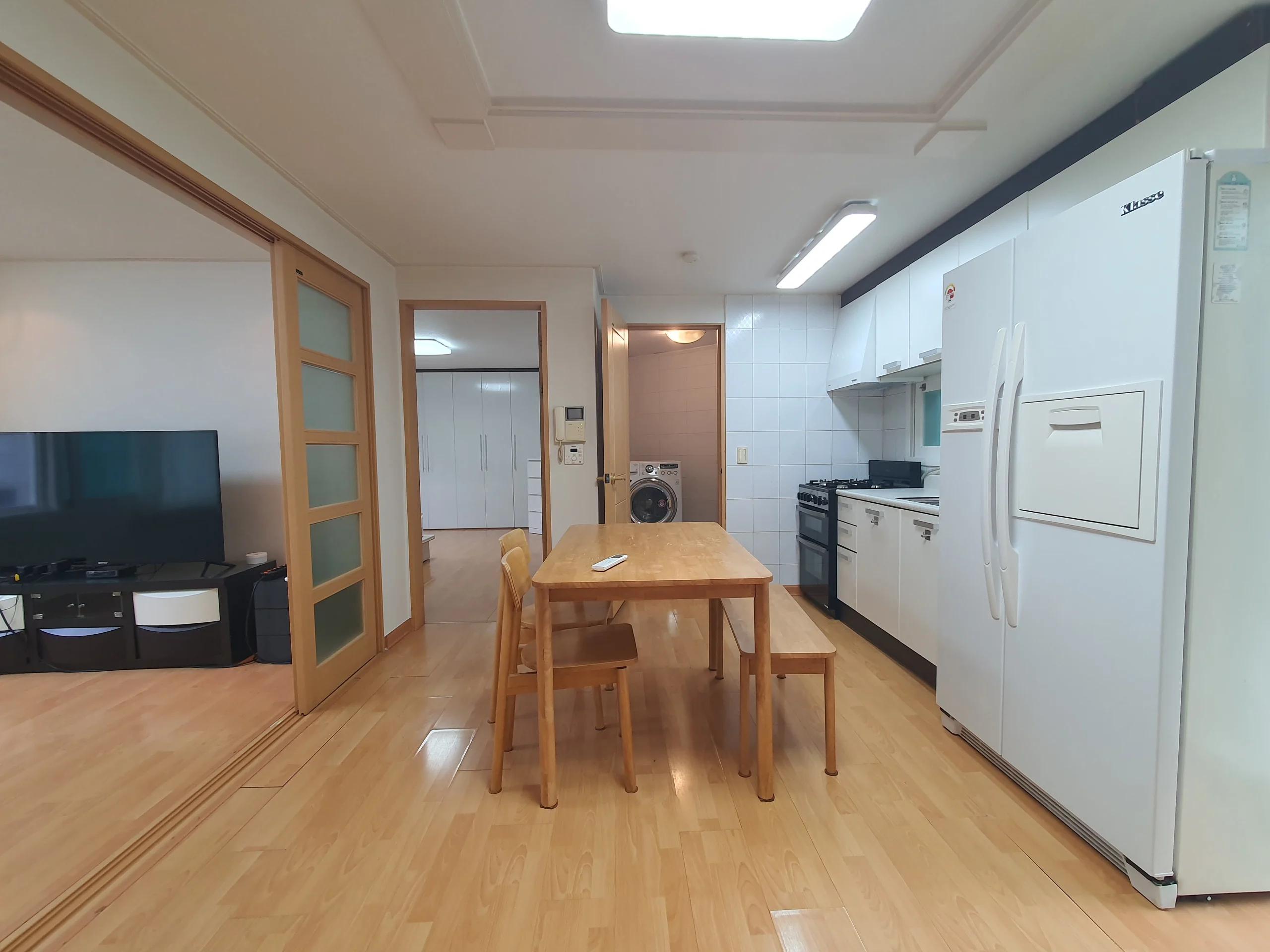 Low deposit, fully furnished, spacious room, large window, immediate move-in 1