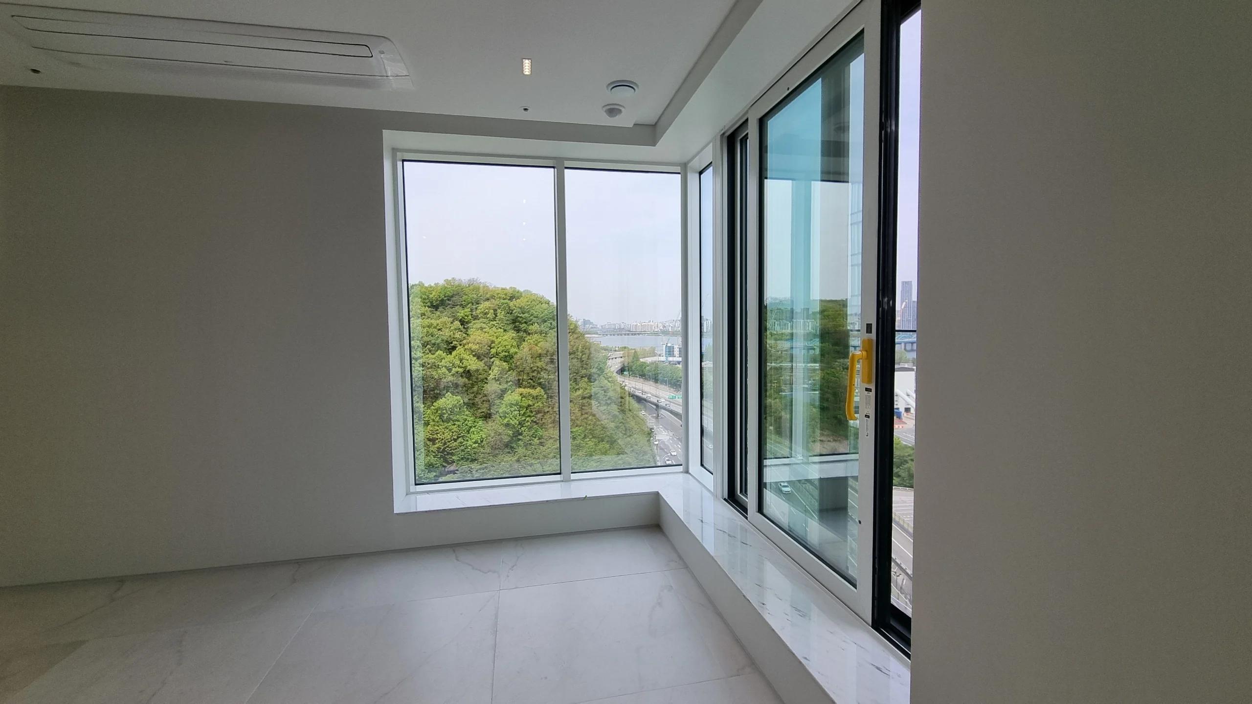3-Room Han River View Forest View High-End Officetel with Full Options, New 1
