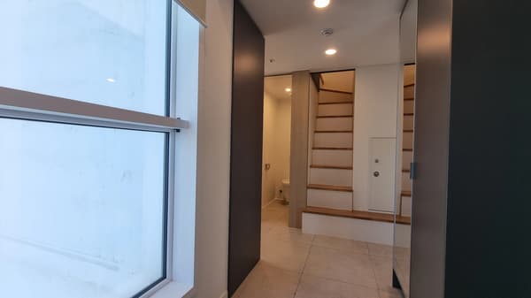 Easy access to Yonsei, Sogang, and Ewha Womans University. Near Sinchon station. photo 2