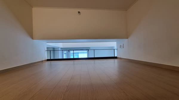 Easy access to Yonsei, Sogang, and Ewha Womans University. Near Sinchon station. photo 3