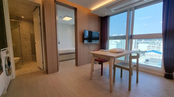 Photo 3 de Appartement deux pièces. Contrat d'un an à 1 660 € par mois. 2 mois offerts. Entièrement équipé. Pas de charges. Disponible immédiatement. (사본)