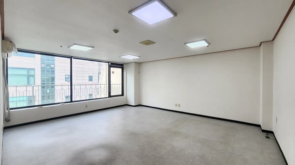 Budget-Friendly Office Space with Private Terrace Near Samsung Campus photo 3