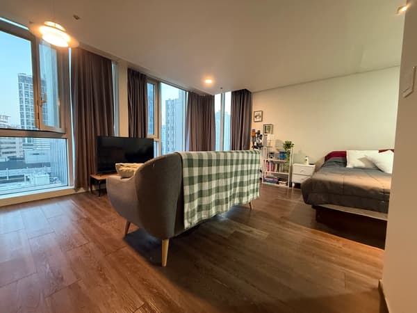 1 Minute Walk from Sinchon Station, Spacious Space, Expansive Windows photo 3