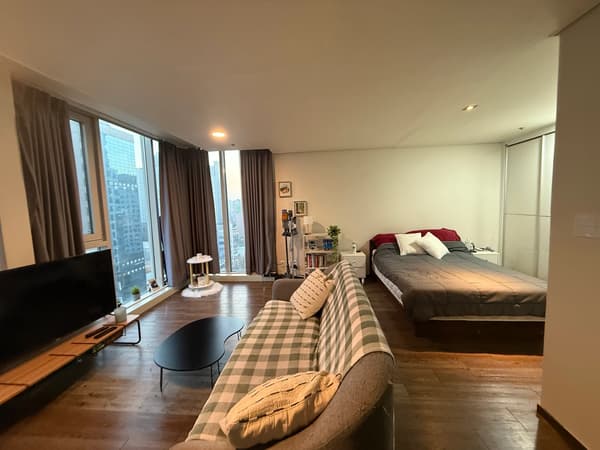 1 Minute Walk from Sinchon Station, Spacious Space, Expansive Windows photo 4