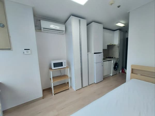 Low Deposit, Full Option, Walking Distance to Sinchon, Sogang University, and Yonsei University photo 4