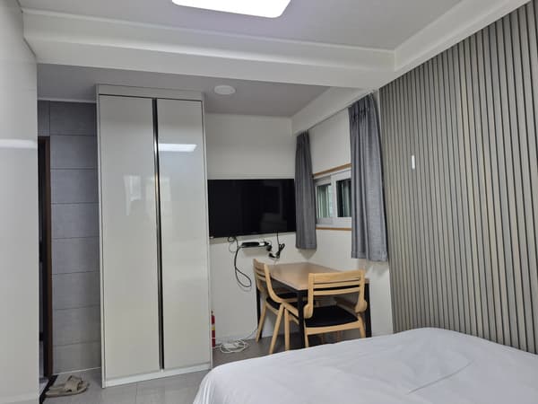 3 Minutes Walking Distance from Sinchon Station, Full Option, Move-In Negotiation Required photo 2