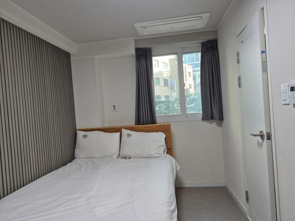 3 Minutes Walking Distance from Sinchon Station, Full Option, Move-In Negotiation Required photo 4