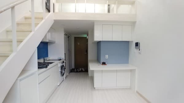 3 Minutes Walk from Sinchon Station, Duplex Structure, ARC Eligible. photo 2