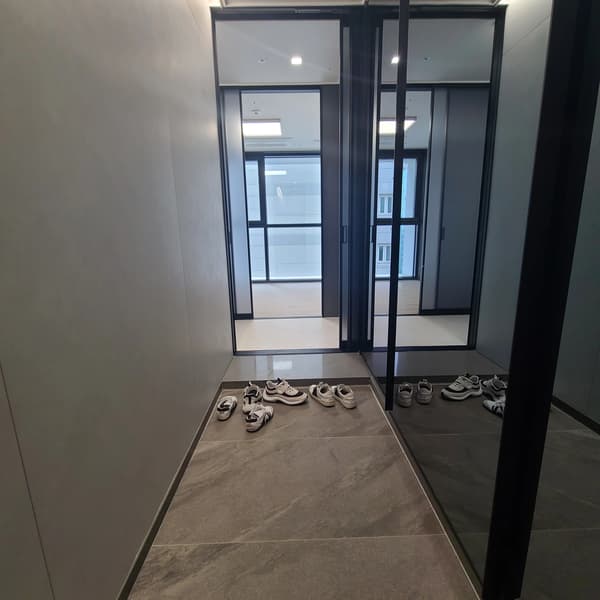 2BR, 1BA,Brand New, 5-Minute to Nambu Terminal Stn, GYM, POOL Foto 3
