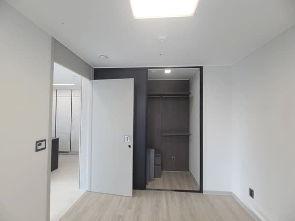 2BR, 1BA,Brand New, 5-Minute to Nambu Terminal Stn, GYM, POOL Foto 4
