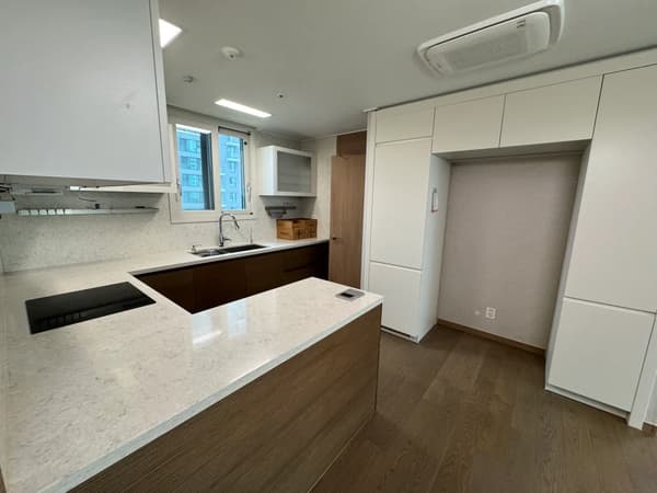 3BR, 2BA, Like New, Community, Walkable Distance to Subway photo 3