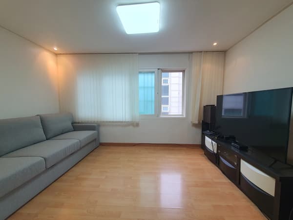 Low deposit, fully furnished, spacious room, large window, immediate move-in foto 3