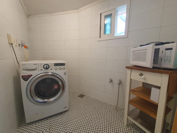 Low deposit, fully furnished, spacious room, large window, immediate move-in foto 4
