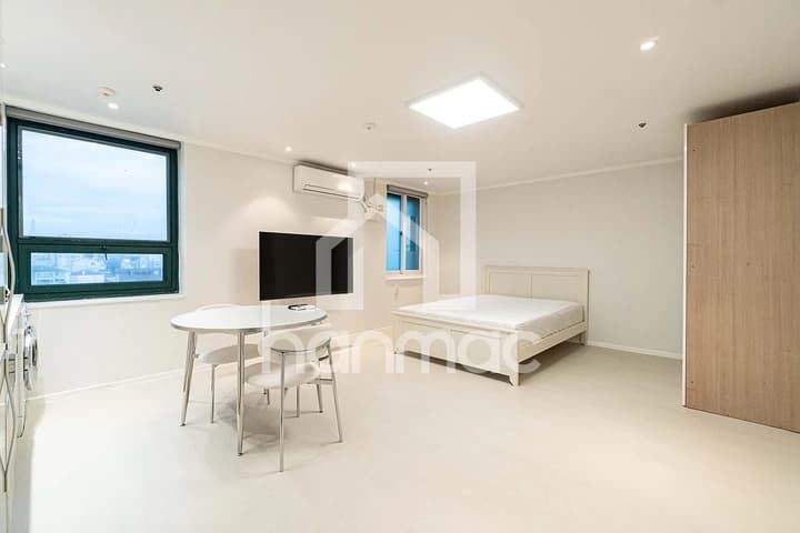 Small deposit and all furnished house in Seoul