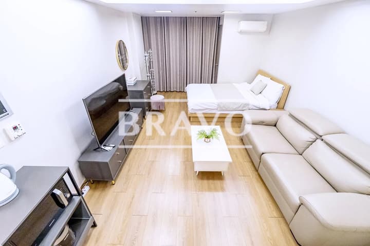 Small deposit and all furnished house in Seoul