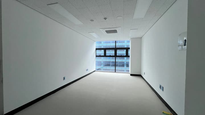 Location: 1-minute walk from Byeongjeom Station(Ultra-convenient transit access)