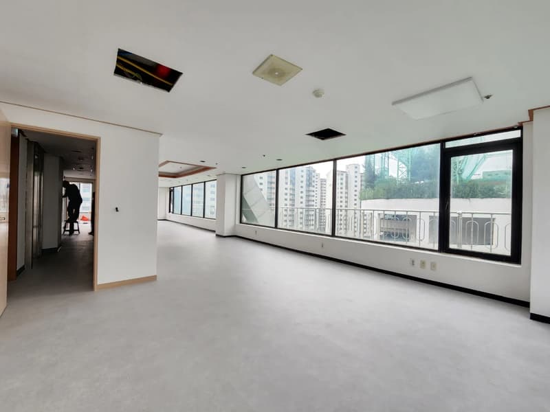 Sunlit Top-Floor Office with Private Terrace Near Samsung Campus photo 2