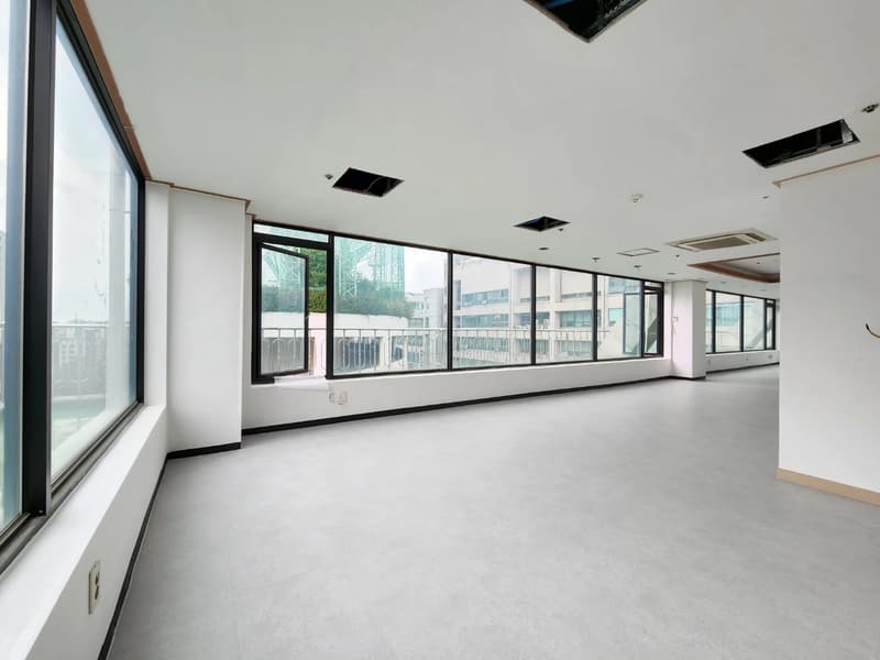 Sunlit Top-Floor Office with Private Terrace Near Samsung Campus photo 3