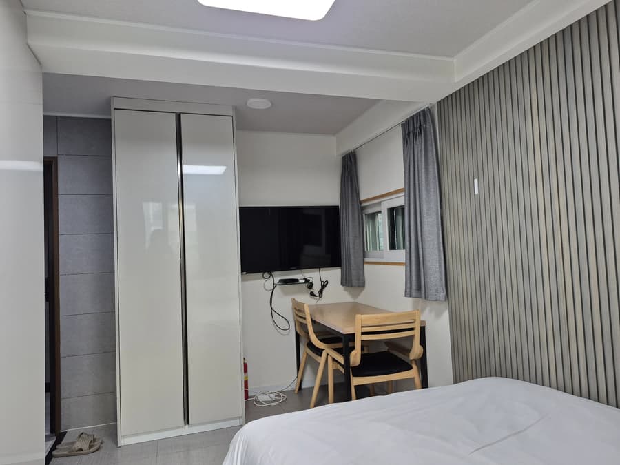 3 Minutes Walking Distance from Sinchon Station, Full Option, Move-In Negotiation Required 2