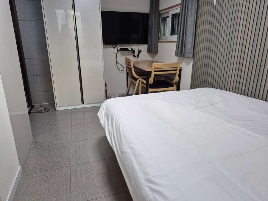 3 Minutes Walking Distance from Sinchon Station, Full Option, Move-In Negotiation Required 1
