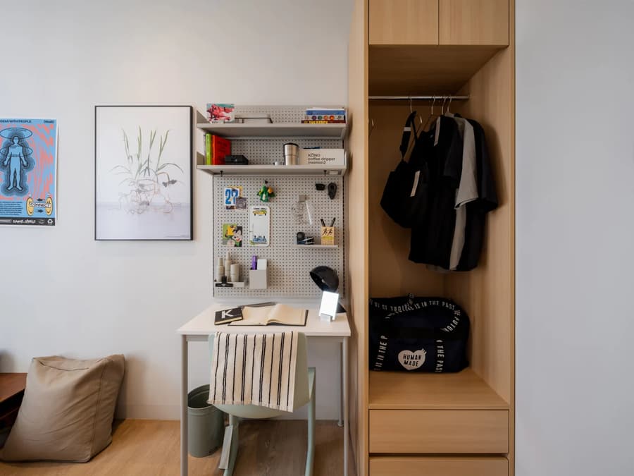 3-minute walk from Sinchon Station, new building, shared living room and bathroom. Suitable for a family of 3. 2