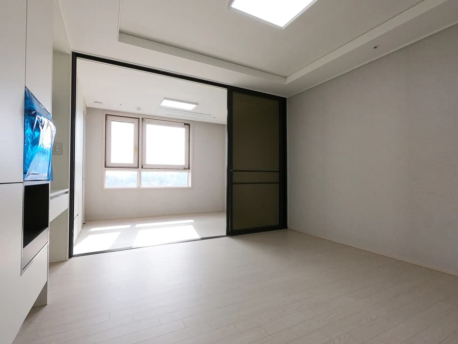 5-minute walk from Gangnam Station and Yeoksam Station, 5-year-old new building, business-friendly, 5th floor, south-facing 2