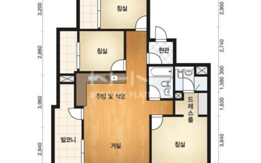 3BR, 2BA, Family Size, Light-filled, Scenic View. Subway Under construction.
