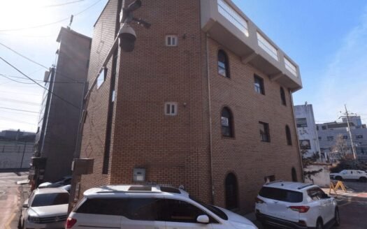 Newly Remodeled Bldg, 3-Story, Very Clean, Available Immediately.