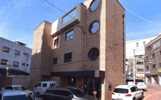 Newly Remodeled Bldg, 3-Story, Very Clean, Available Immediately.