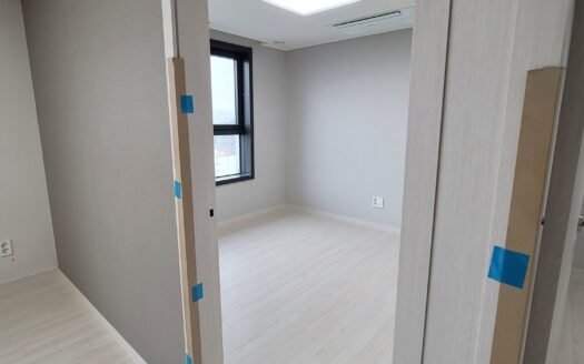 Move-in ready 2-bedroom unit. Prime location near Nambu Terminal Station (2-minute walk).