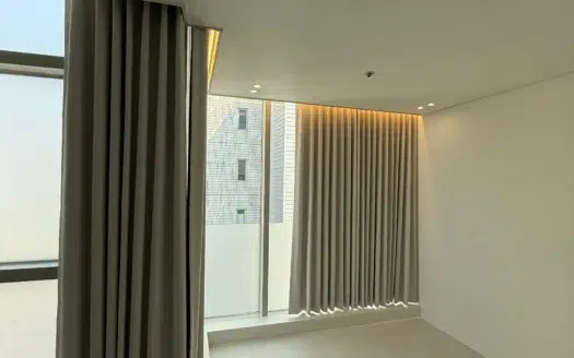 Large, Remodeled, Near Sinchon Subway Station.