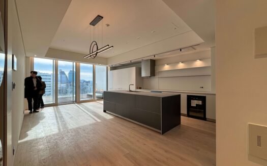 A Newly Built Luxury Apartment with 3 Bedrooms, a Spacious Living Room, and an Open Panoramic View!