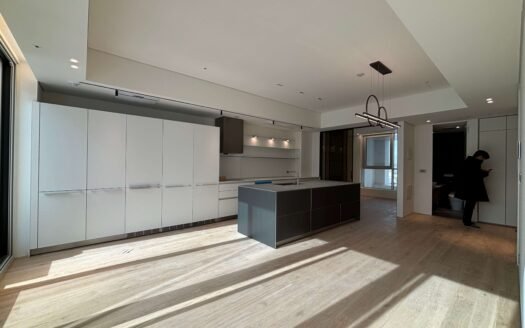 A Newly Built Luxury Apartment with 3 Bedrooms, a Spacious Living Room, and an Open Panoramic View!