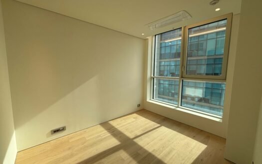 A Newly Built Luxury Apartment with 3 Bedrooms, a Spacious Living Room, and an Open Panoramic View!