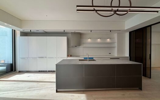 A Newly Built Luxury Apartment with 3 Bedrooms, a Spacious Living Room, and an Open Panoramic View!