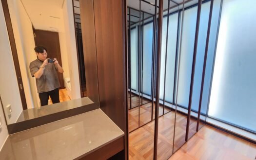Luxury Apartment Near Gangnam-gu Office Station with White Marble Flooring