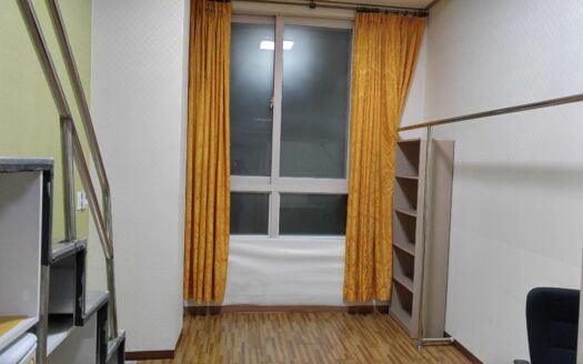 Loft, Near Sinchon, Close to subway. Near Yonsei, Sogang Universities. Large Window.