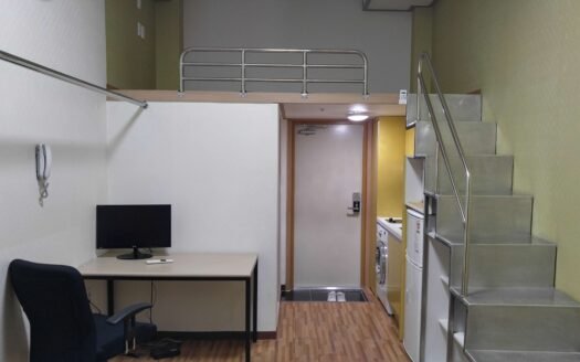 Loft, Near Sinchon, Close to subway. Near Yonsei, Sogang Universities. Large Window.